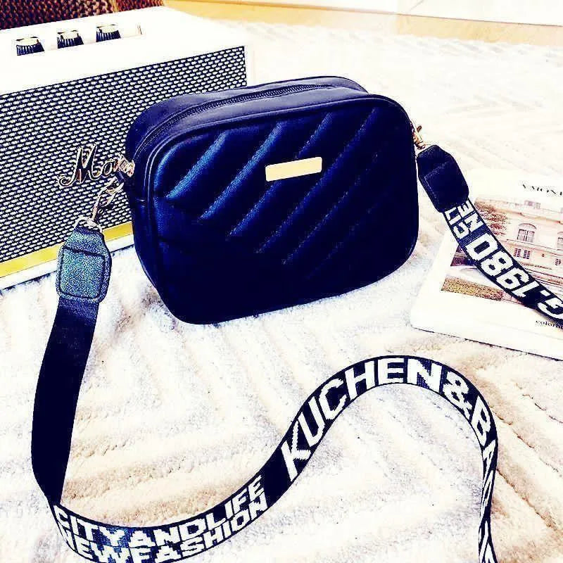 Elegant White Chevron Quilted Crossbody Bag – Chic Streetwear Camera Bag