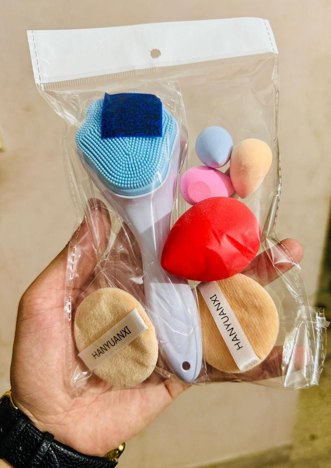 Premium quality, 7 in 1 makeup tools with facial scrub and blenders