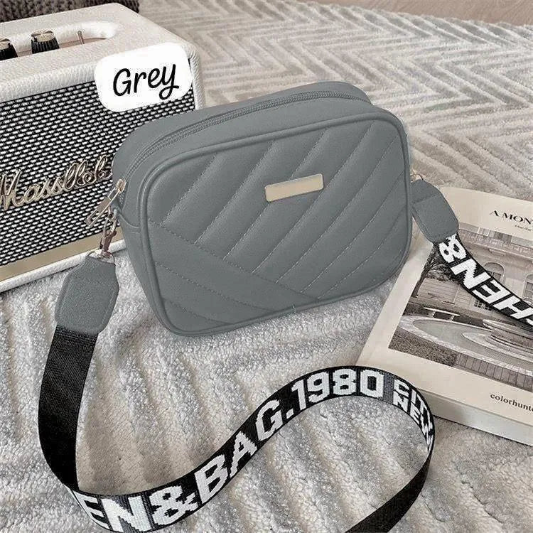 Elegant White Chevron Quilted Crossbody Bag – Chic Streetwear Camera Bag